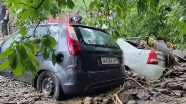 cloudburst-in-jks-ganderbal-district-blocks-crucial-srinagarkargil-ssg-roads-clearance-ops-underway